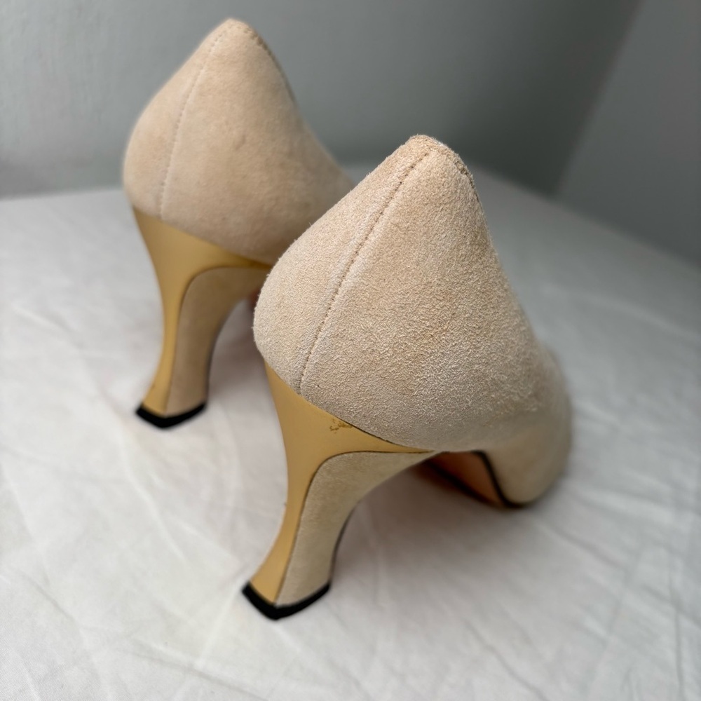 ST. JOHN Genuine Suede Leather Cream Heels Pumps Gold Trim 7.5 B - Picture 11 of 13